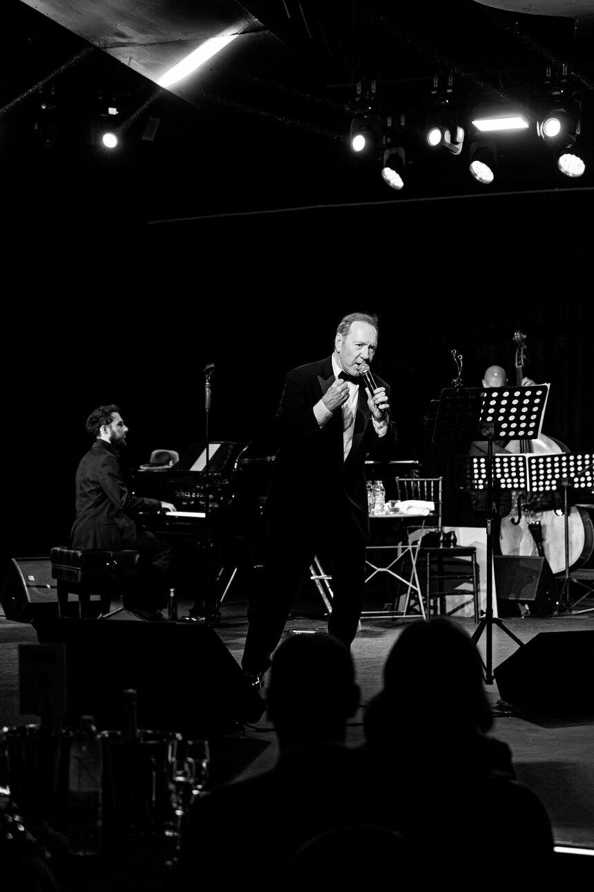 Кевин Спейси представил премьеру своего музыкального шоу “Songs & Stories” на Кипре: фото 8