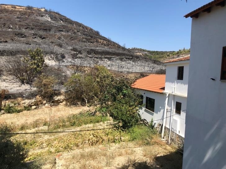Крохотный кипрский монастырь чудом уцелел в крупном пожаре недалеко от Лимассола : фото 5