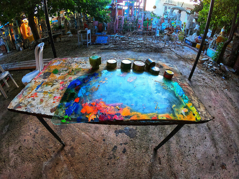 Стол с красками на котором рисуют художники