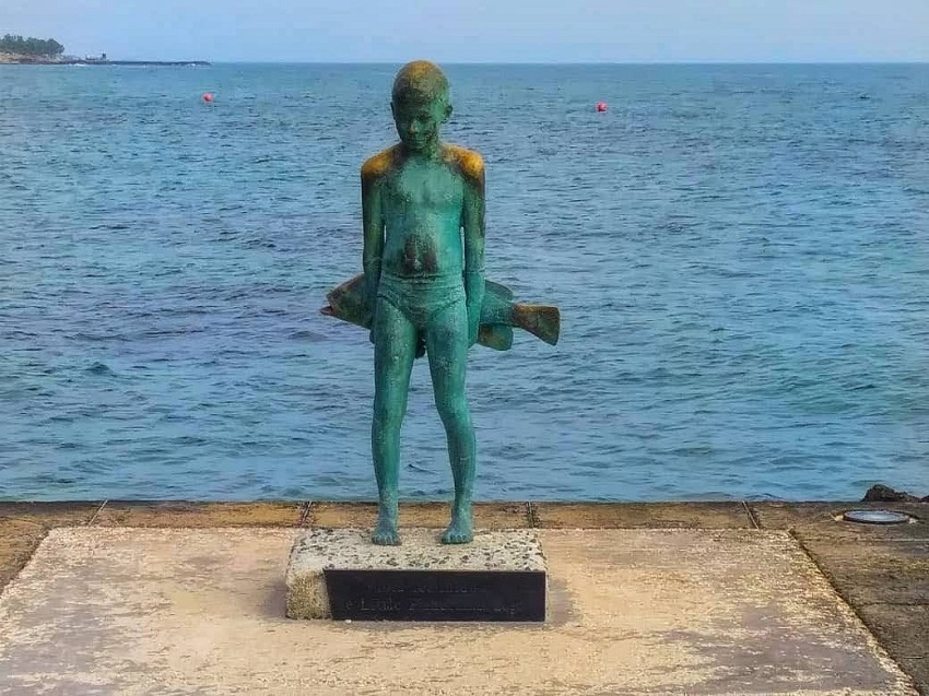 Скульптура маленького рыбака в Пафосе: фото 17