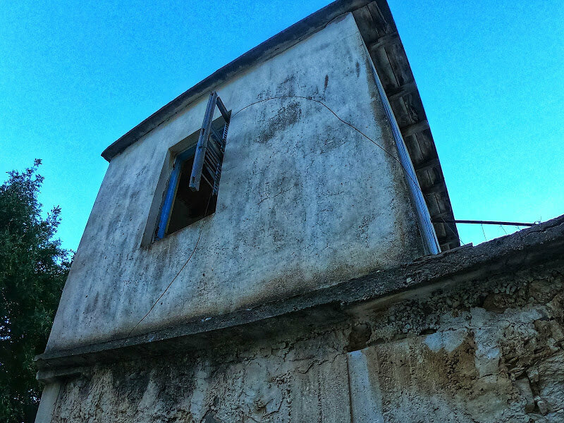 Открытое окно старого дома в деревне Телетра