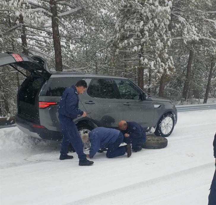 Более 10 водителей застряли в снегу в Троодосе: фото 3