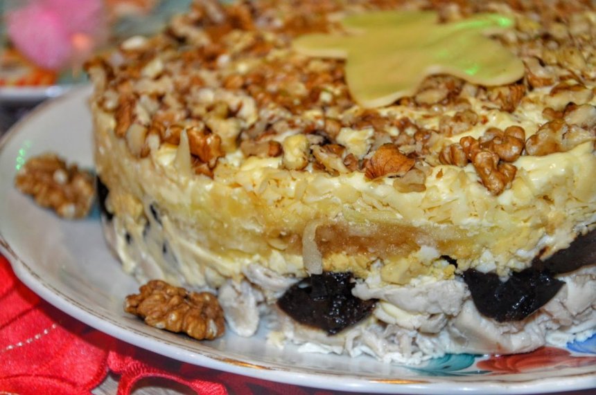 Хо-хо-хо. Время праздничных рождественских блюд на Кипре. Изумительный слоеный куриный салат с черносливом, грецкими орехами и сочными кисло-сладкими яблоками: фото 6