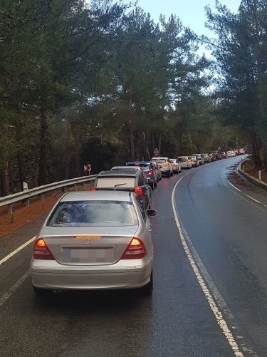 Сотни машин встали в пробке по пути в Троодос: фото 2