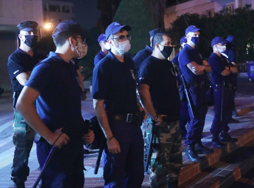 Исламисты попытались сорвать французский флаг с посольства страны на Кипре: фото 6