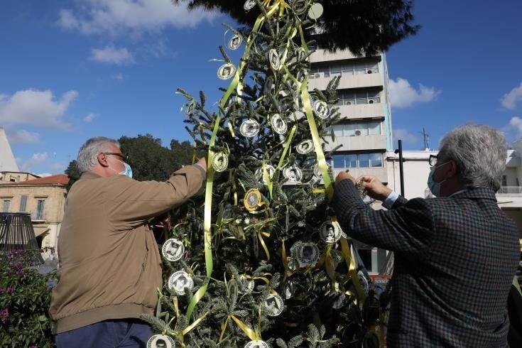В Никосии установили рождественскую елку пропавших без вести во время войны: фото 2