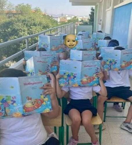 Вирусные фотографии кипрских школьников, вынужденных заниматься на улице из-за жары, вызвали общественный резонанс: фото 2 Вирусные фотографии кипрских школьников, вынужденных заниматься на улице из-за жары, вызвали общественный резонанс: фото 2