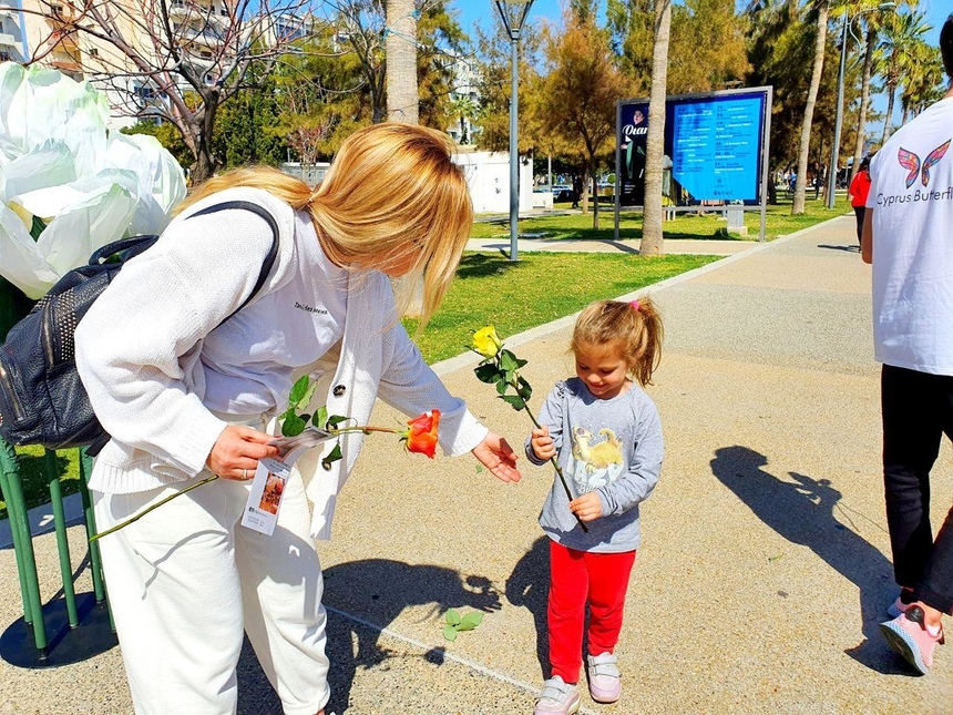 Редакция Cyprus Butterfly подарила жительницам Лимассола на 8 марта сотни роз: фото 48