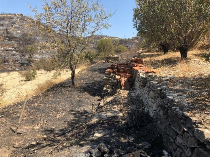 Крохотный кипрский монастырь чудом уцелел в крупном пожаре недалеко от Лимассола : фото 2