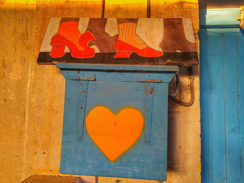 Разукрашенный деревянный ящик на котором изображено сердце
