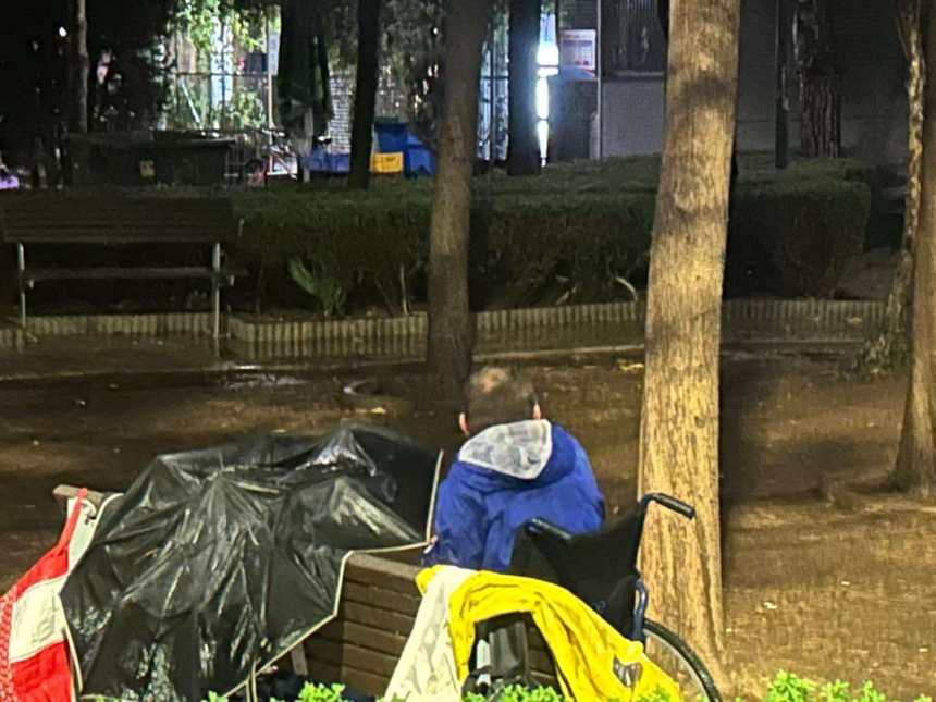 Бездомный инвалид без ног жил на скамейке на набережной Лимассола: фото 2