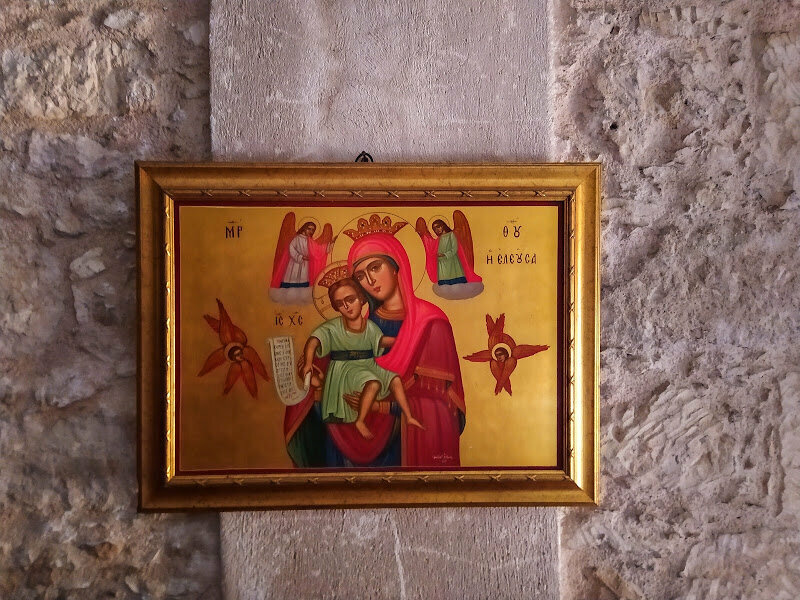 Икона висящая на стене церкви святого Харалампия