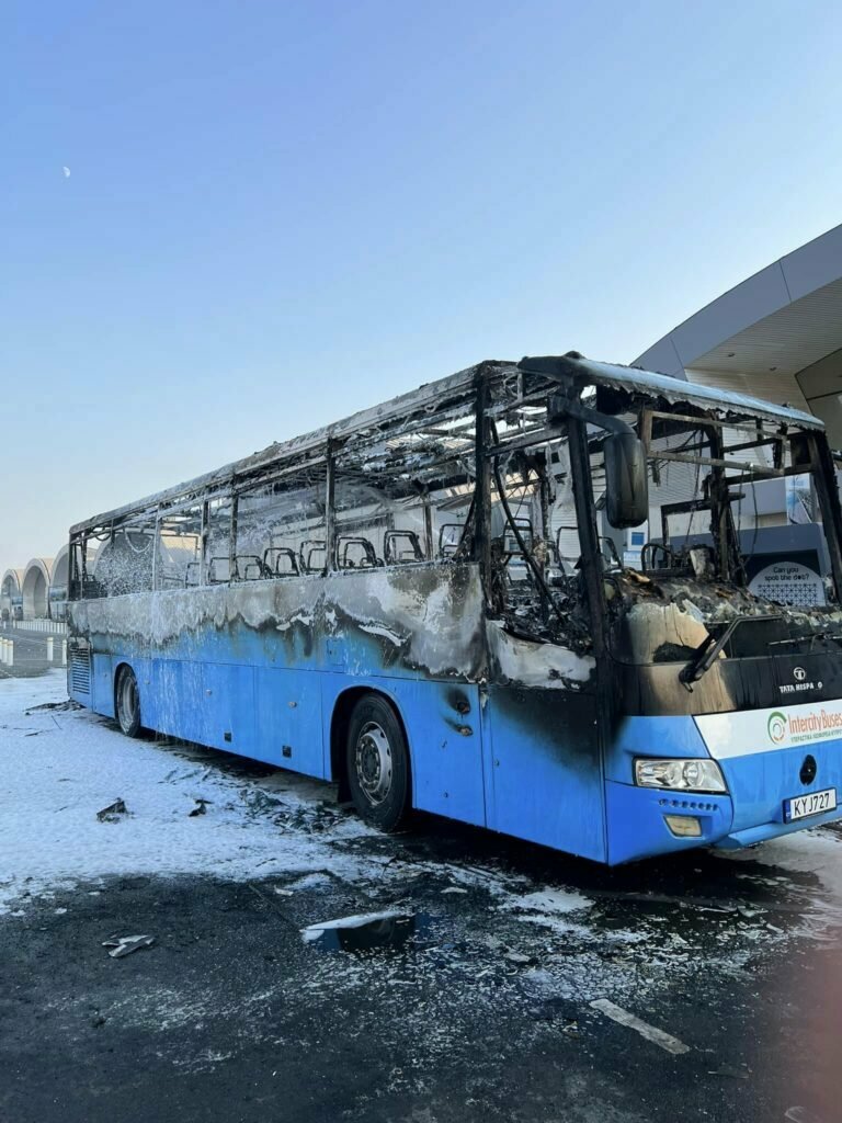 В порту Лимассола полностью выгорел пассажирский автобус: фото 4