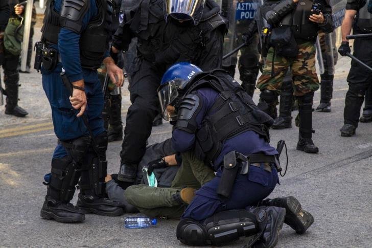 Власти Кипра пообещали расследовать применение водометов и слезоточивого газа против демонстрантов: фото 2
