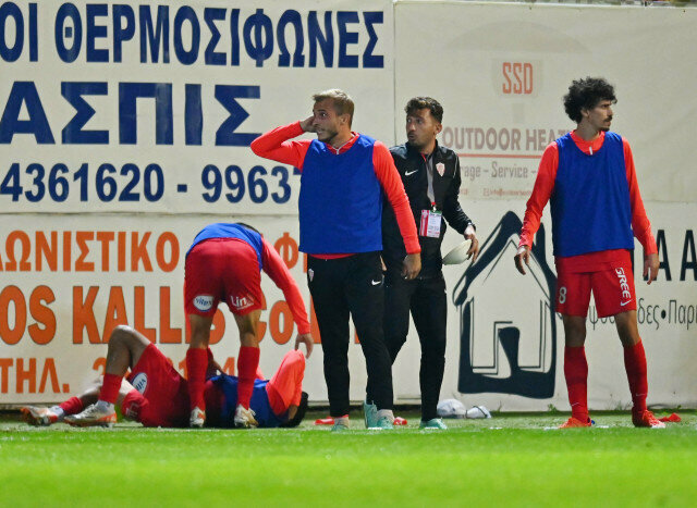 Петарада оглушила игрока во время футбольного матча в Ларнаке: фото 4