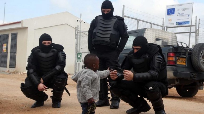 История фотографии, на которой спецназовец играет с маленьким беженцем: фото 2