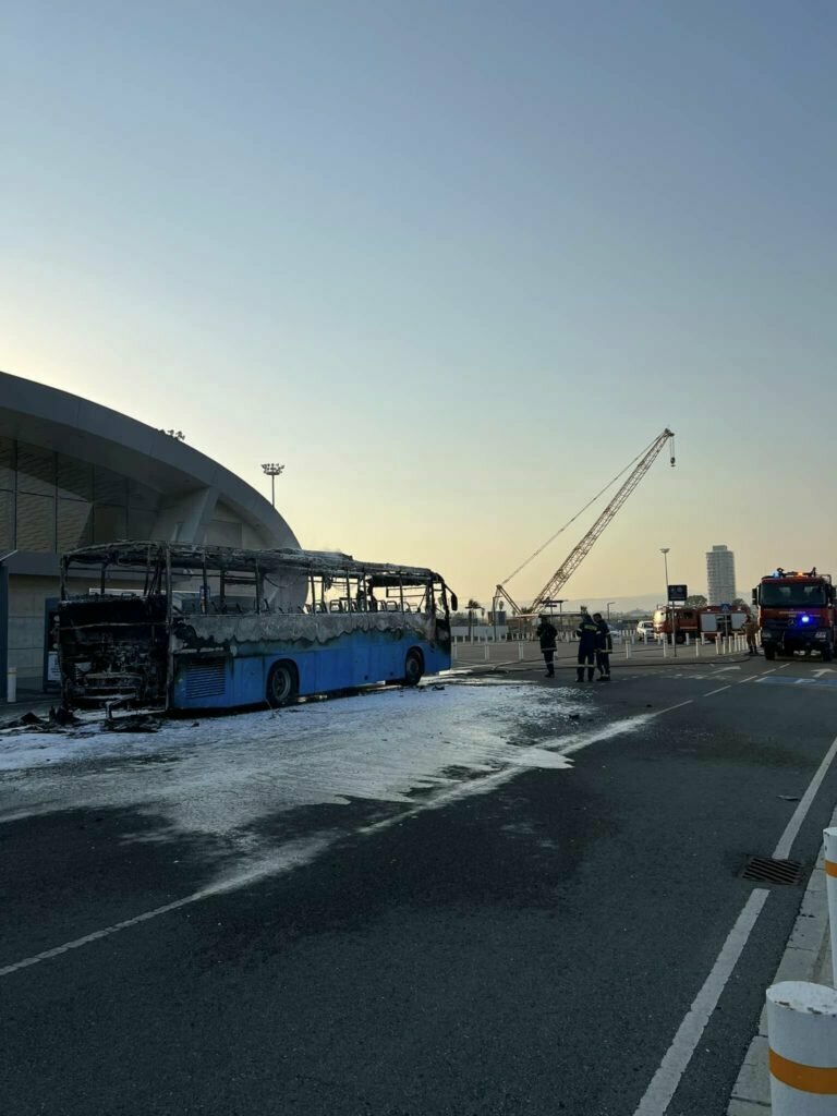 В порту Лимассола полностью выгорел пассажирский автобус: фото 2