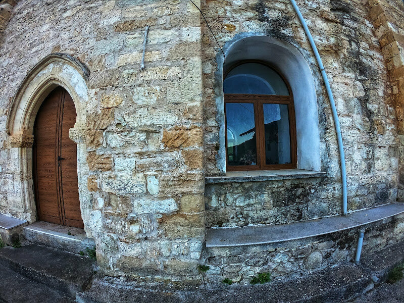 Дверь и окно каменного дома