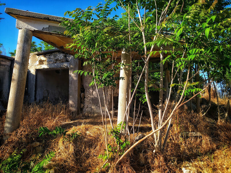 Разрушенное здание с колоннами в деревне Киос