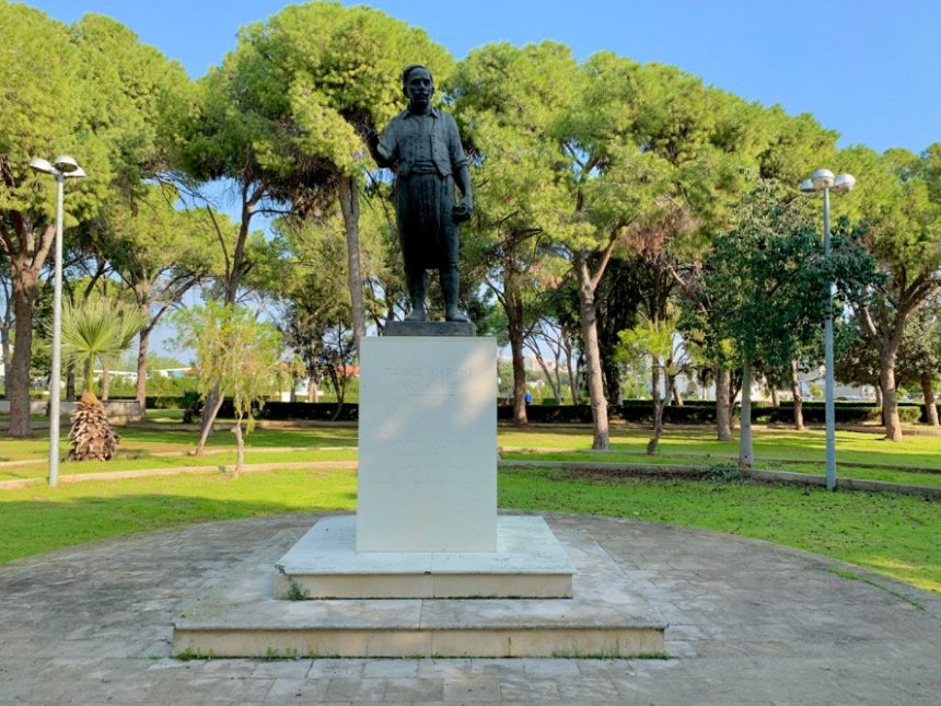 Памятник в Ларнаке Павлосу Лиасидису — одному из топовых поэтов Кипра: фото 3