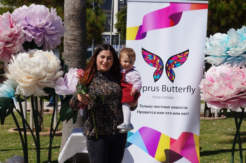 Редакция Cyprus Butterfly подарила жительницам Лимассола на 8 марта сотни роз: фото 23