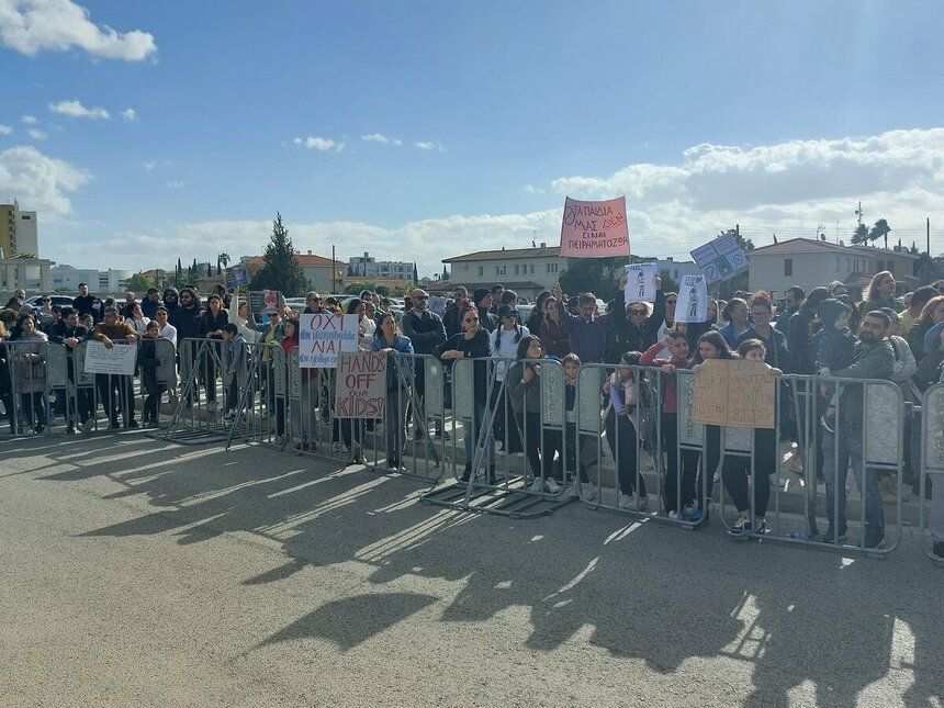 В Никосии прошел большой митинг против антиковидных мер в школах : фото 4