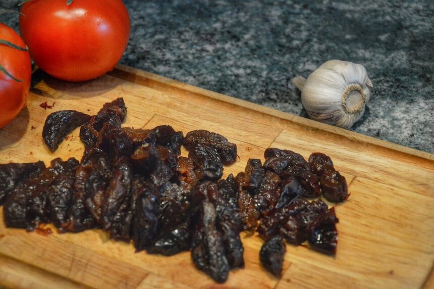 Полезная кухня Кипра. Отбивная из говядины в духовке с курагой и черносливом: фото 21
