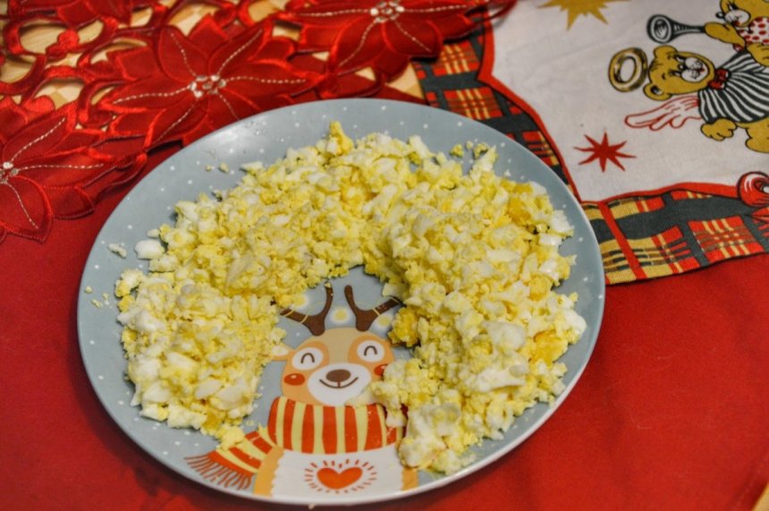 Хо-хо-хо. Время праздничных рождественских блюд на Кипре. Изумительный слоеный куриный салат с черносливом, грецкими орехами и сочными кисло-сладкими яблоками: фото 21