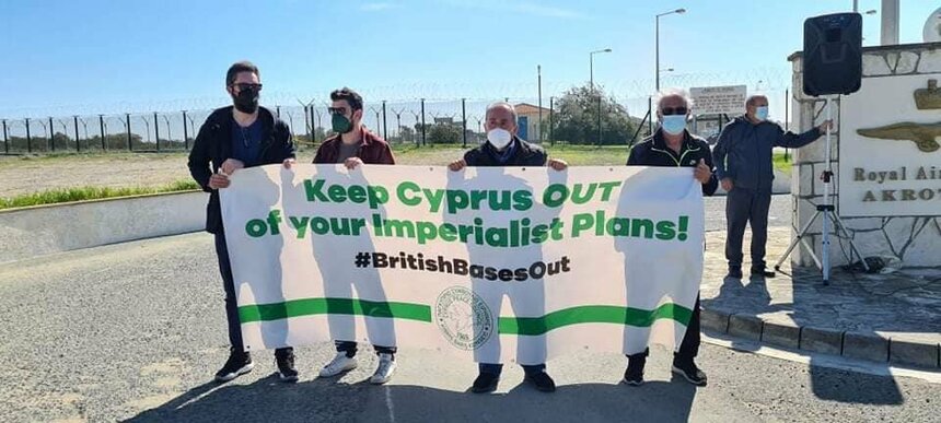 На Кипре прошел протест против размещения истребителей на британских военных базах: фото 2
