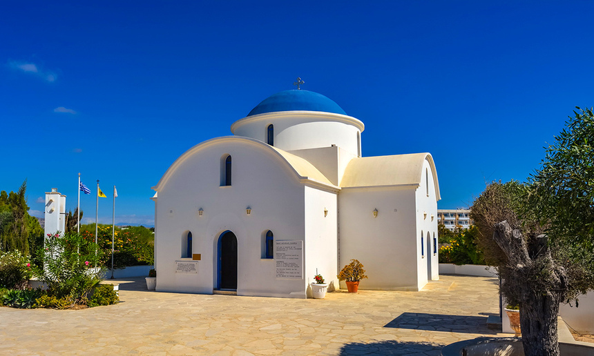 Небольшой белоснежный храм Святого Николая в Като Пафосе: фото 6