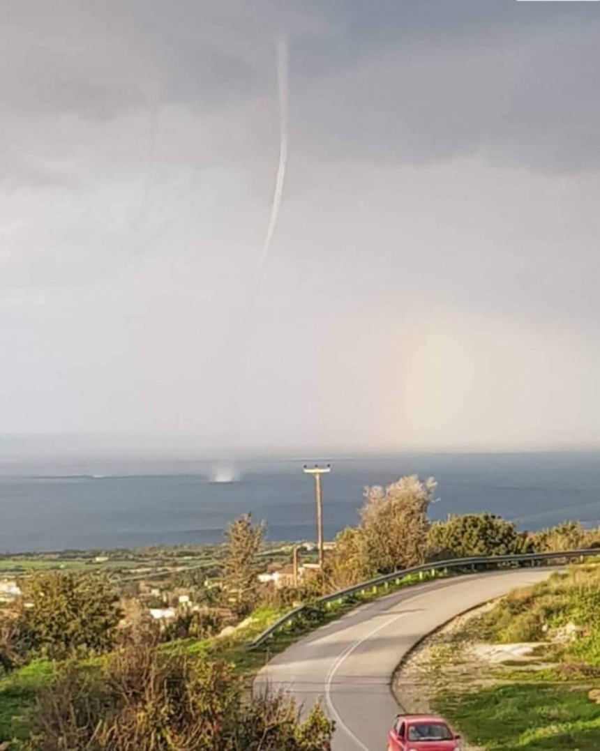 У берегов Кипра вновь появилось торнадо: на этот раз с радугой: фото 6