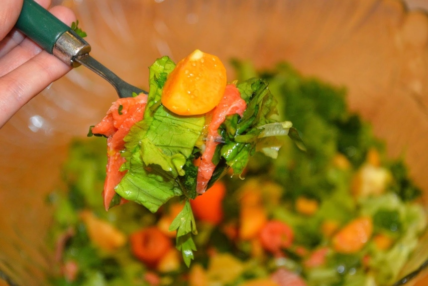 Лучшие рецепты здоровой кухни Кипра. Вкус, способный покорить миллионы гурманов, — салат с семгой, физалисом и сладким апельсином. Простой и быстрый в приготовлении: фото 3