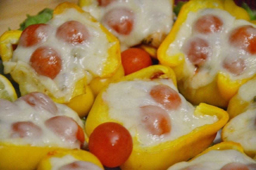 Полезная кухня Кипра. Сочный и сладкий перец под сырной корочкой, фаршированный нежным куриным филе с чесноком и помидорками черри: фото 8