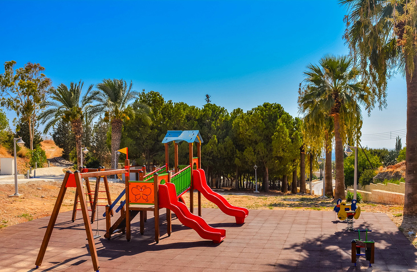 Отдых в тени кипрской сосны: парк с красочной детской площадкой в деревне Куклия на Кипре: фото 21