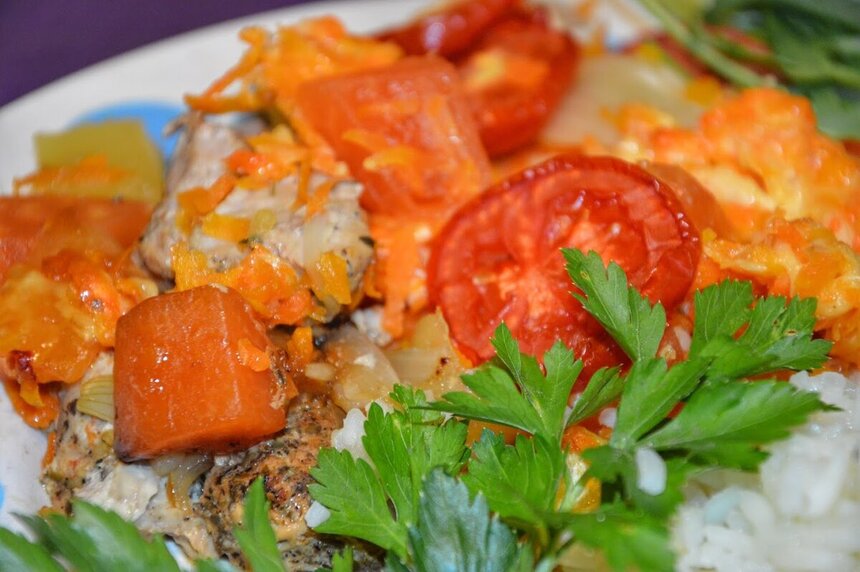 Вкуснейшие рецепты Кипра. Сочный свиной карбонад, запеченный с цукини и папайей под тонкой сырной корочкой: фото 36