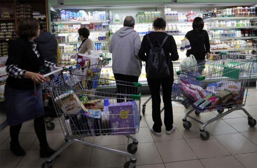 Покупатели в продуктовом магазине на Кипре.