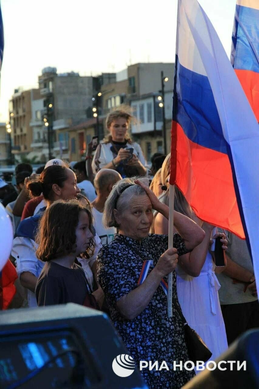 По улицам Никосии пронесли пятидесятиметровый флаг России: фото 3