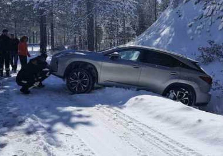 Более 10 водителей застряли в снегу в Троодосе: фото 4