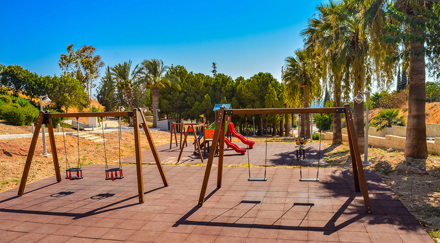 Отдых в тени кипрской сосны: парк с красочной детской площадкой в деревне Куклия на Кипре: фото 40