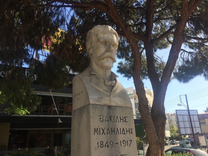 Бюст национального поэта Кипра Василиса Михаилидиса в Лимассоле: фото 3