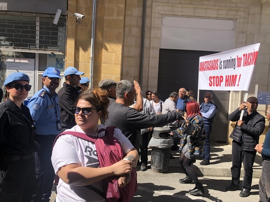 Протестанты у КПП Лидра окружили полицию Кипра и ТРСК: фото 9