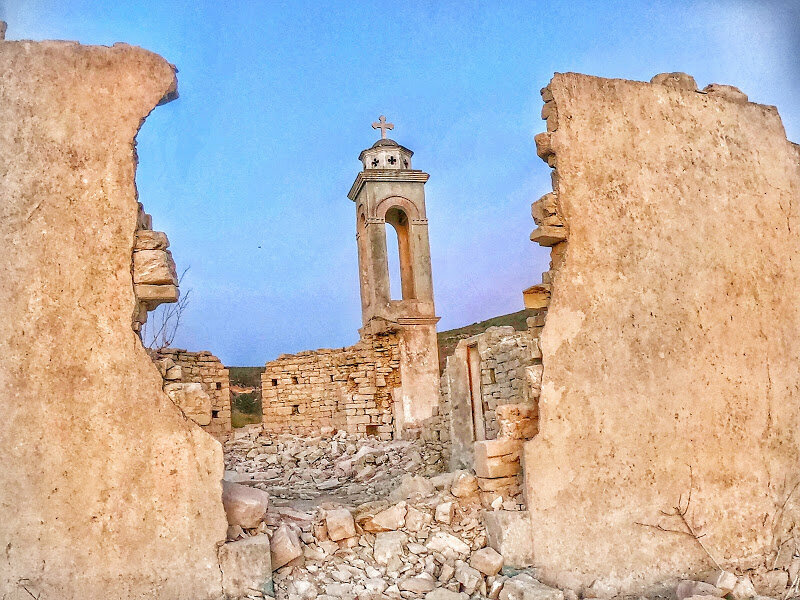 Руины церкви святого Николая в деревне Аласса