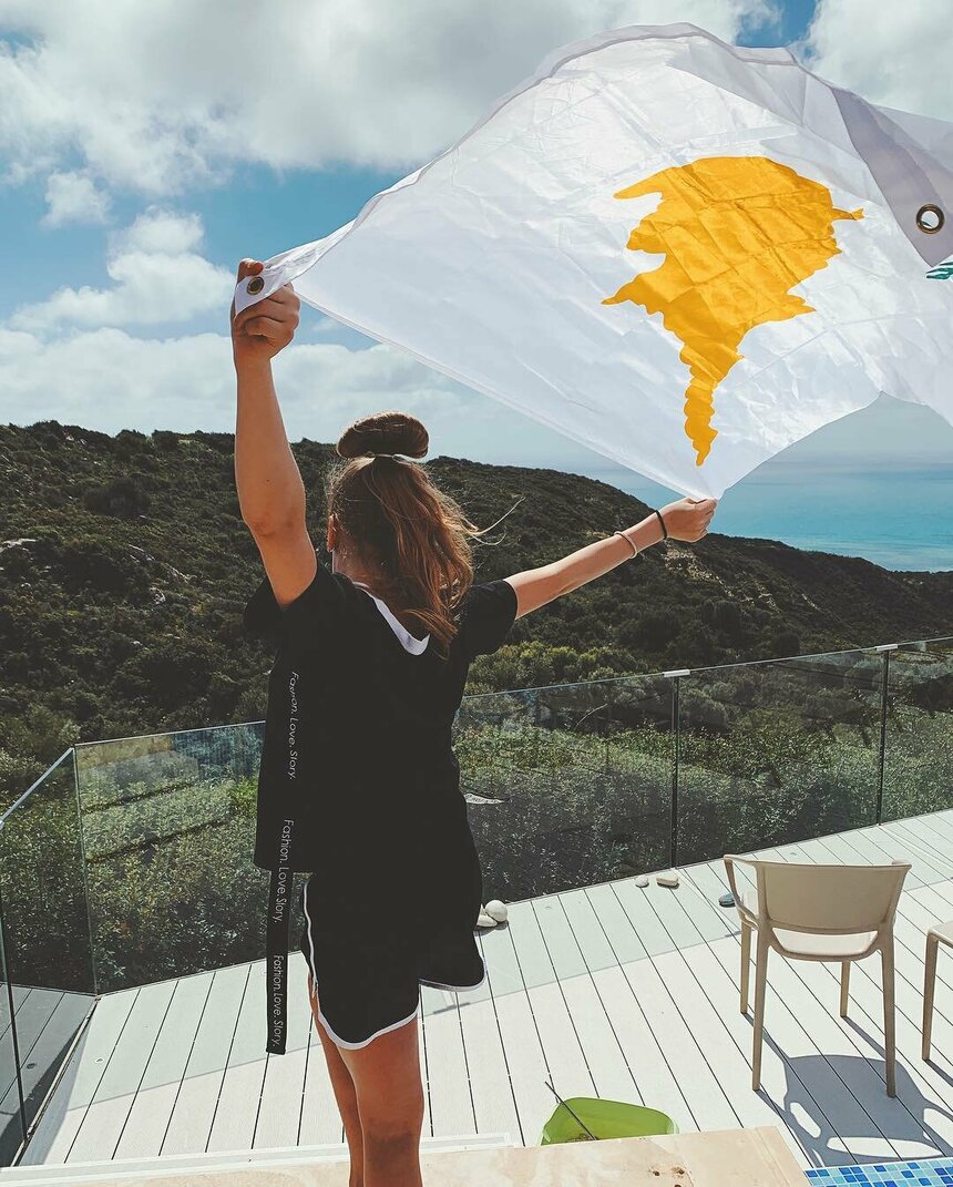 Ангелина(на этом фото она чуть помладше) расправила за спиной флаг Кипра так, словно это крылья - https://www.instagram.com/angelina_k21