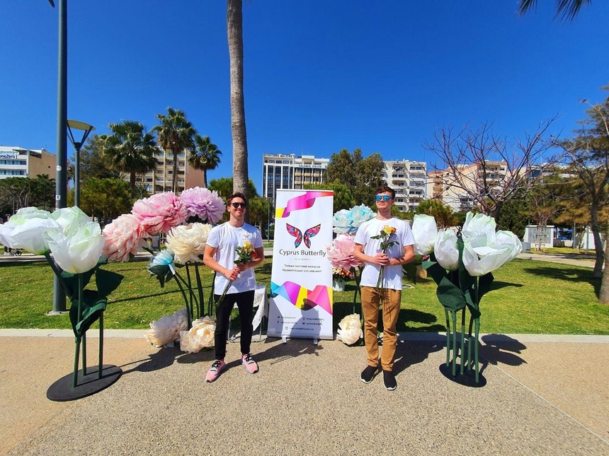 Редакция Cyprus Butterfly подарила жительницам Лимассола на 8 марта сотни роз: фото 4