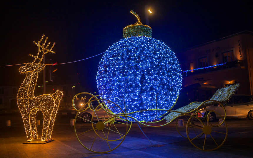 Праздник к нам приходит: Пафос, украшенный к Рождеству: фото 45