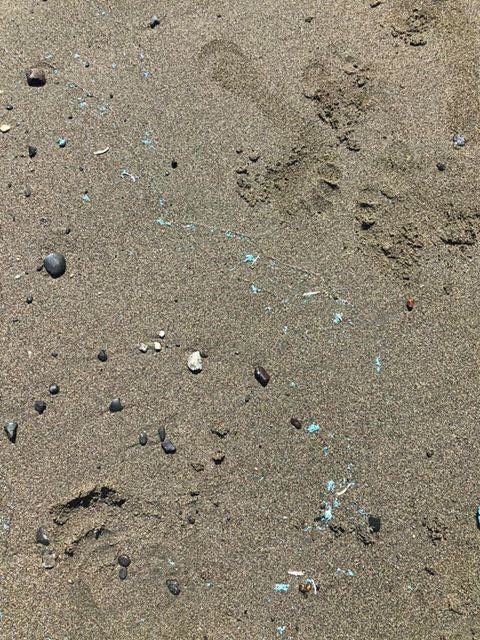 Обнаружена причина загадочных пятен на пляже в Лимассоле (фото): фото 3