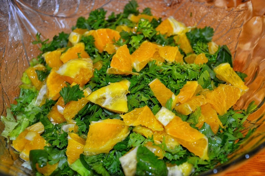 Лучшие рецепты здоровой кухни Кипра. Вкус, способный покорить миллионы гурманов, — салат с семгой, физалисом и сладким апельсином. Простой и быстрый в приготовлении: фото 17
