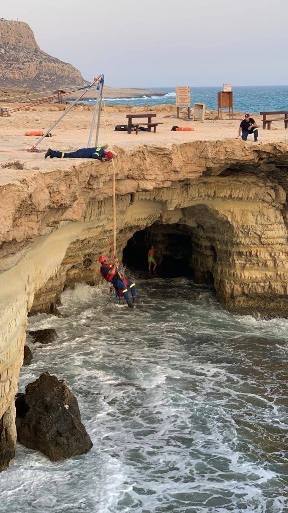 Кипрские спасатели эвакуировали туриста из затопленных пещер Каво Греко: фото 2