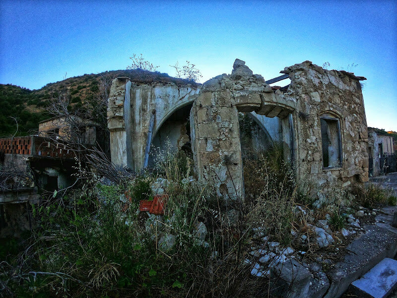 Руины домов в старой Телетре за которыми находится школа