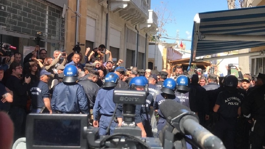 Протестанты у КПП Лидра окружили полицию Кипра и ТРСК: фото 6